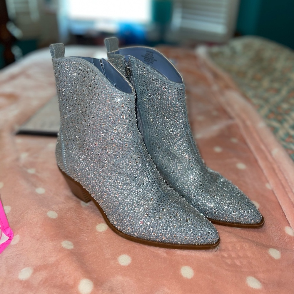 Jessica Simpson light blue diamond Boots
Size 8
Originally paid $120